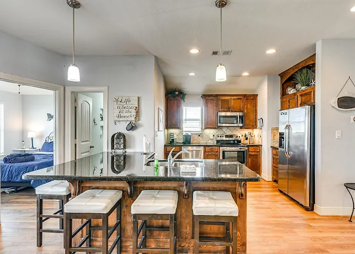 Galveston Beach Haven W/ Pool Access & Deck